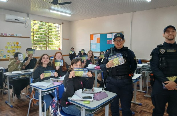 Entrega de folders informativos na EMEF Prefeito José Chies.